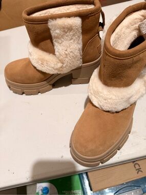Ugg Women’s Tan Suede Faux-Fur Lined Ankle Boots